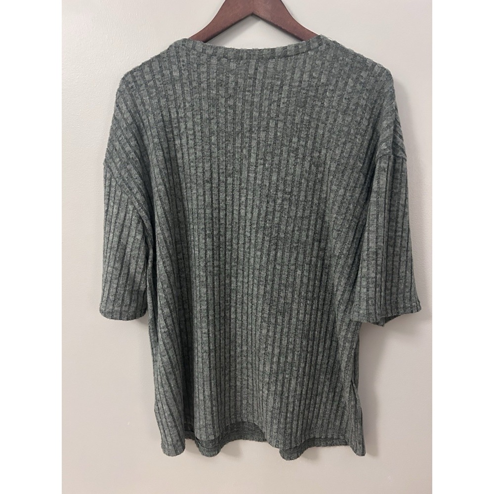 Soft ribbed SHEIN tee in gray size M. Relaxed fit.‎ 29" L 23" W - Picture 10 of 11